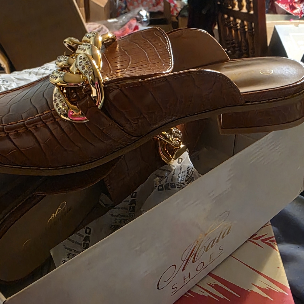 Stylish Brown Crocodile Pattern Loafers with Gold Detail